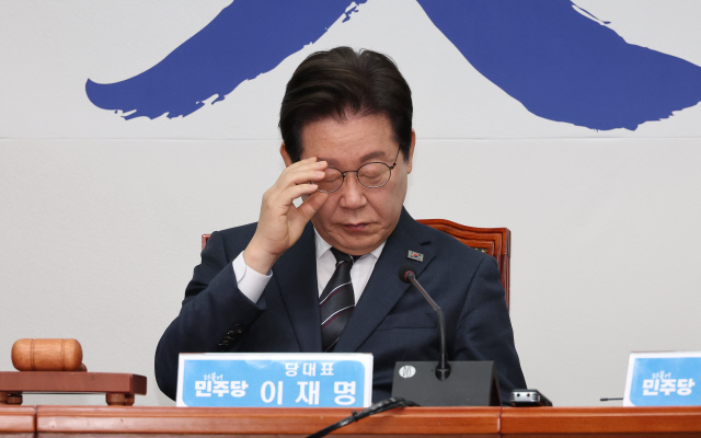 이재명 더불어민주당 대표가 12일 서울 여의도 국회에서 열린 최고위원회의에서 안경을 올리고 있다. [연합뉴스]